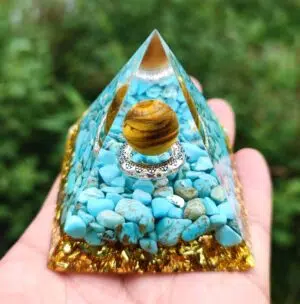 Turkooizen piramide orgoniet met tijgeroog bol 6 cm
