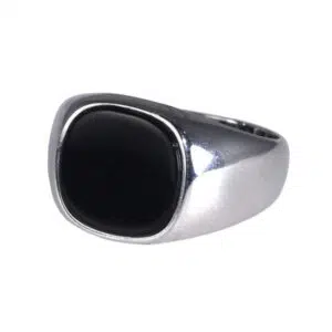 Zwarte onyx en zilveren ring.