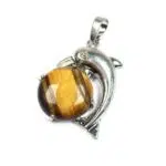 Ketting met tijgeroog hanger in de vorm van een dolfijn.